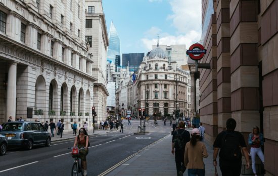 En France, le crédit bancaire est marqué par deux phénomènes de concentration : le financement de l’immobilier particulier et professionnel représente plus de 60% des encours totaux de crédit accordés par les banques. Par ailleurs, les différents types de crédit font apparaitre de fortes concentrations régionales.